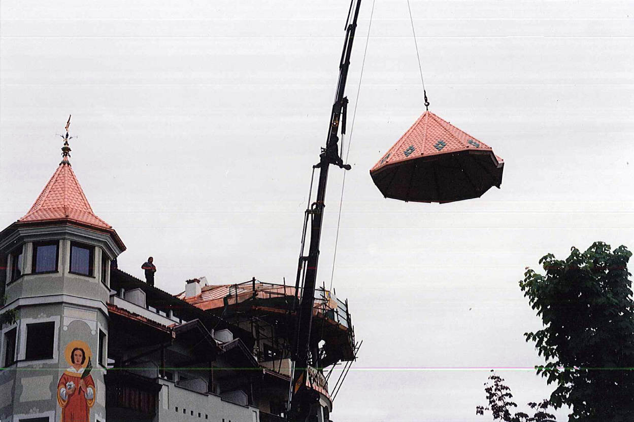 Beide Turmdächer wurden zu zwei Hälften in der Werkstatt SA gebaut, geliefert und auf der Baustelle zusammengeschraubt und montiert.