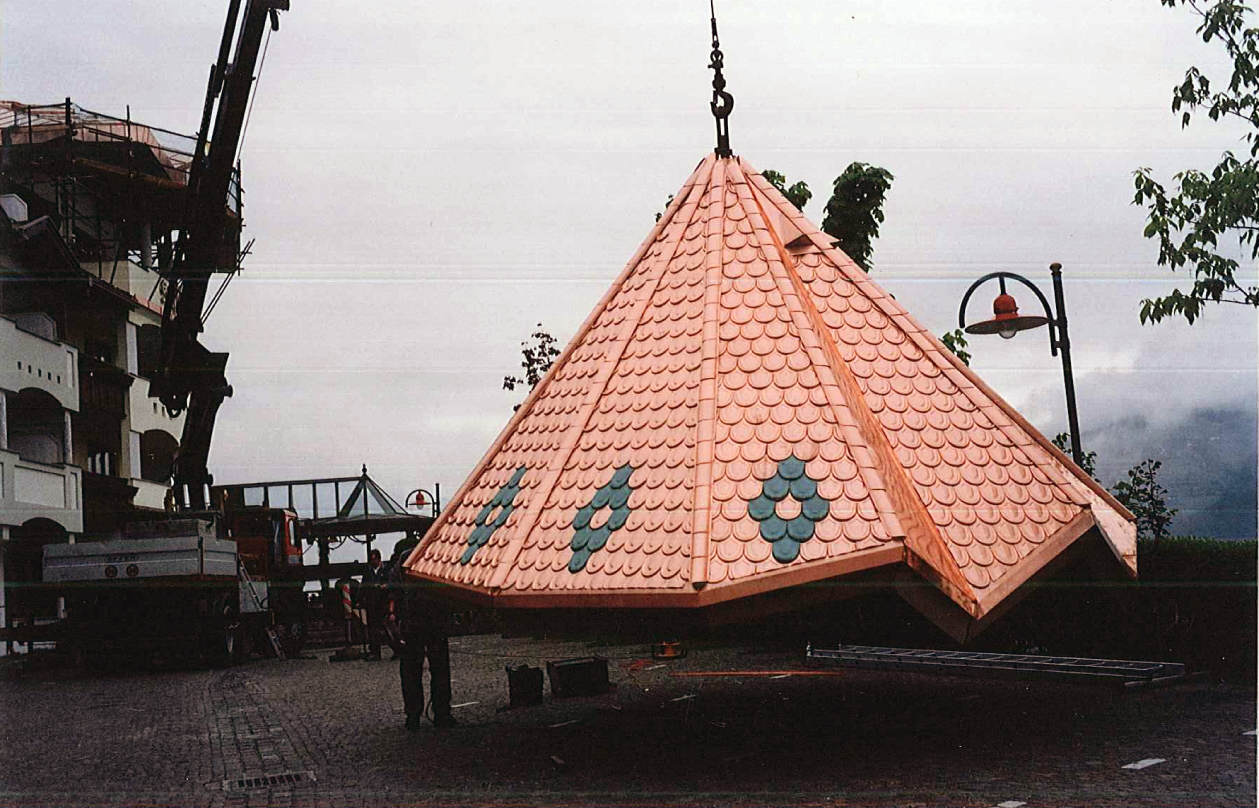 Beide Turmdächer wurden zu zwei Hälften in der Werkstatt SA gebaut, geliefert und auf der Baustelle zusammengeschraubt und montiert.