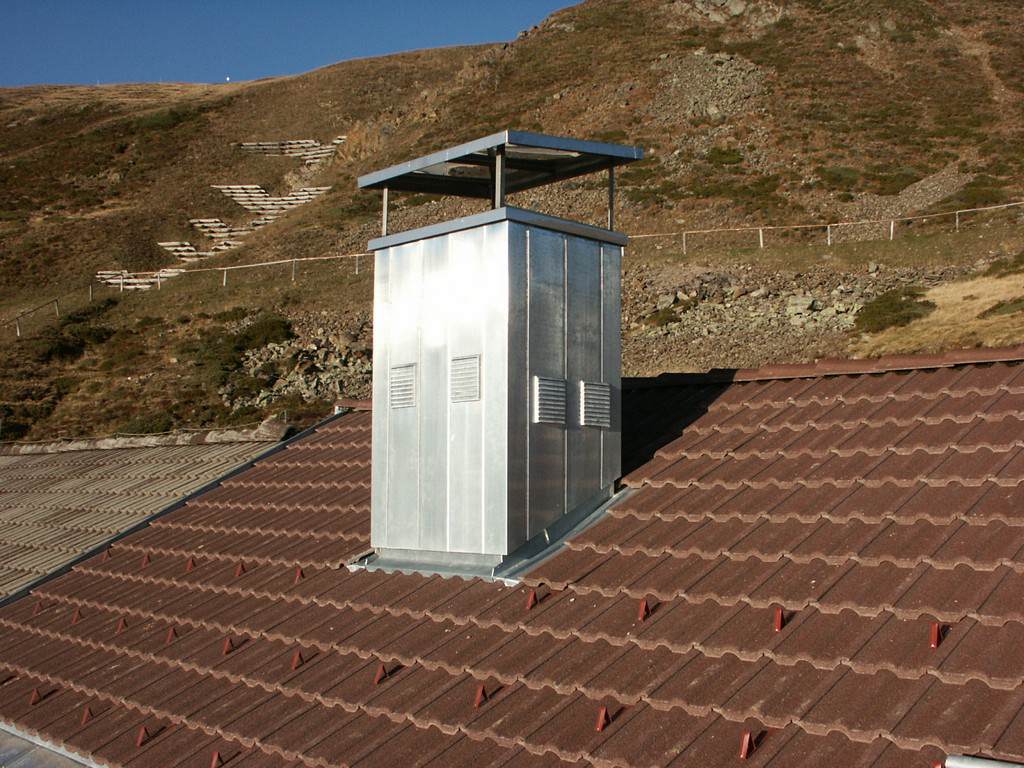 Jalousie Blech für PVC Entlüftungsrohrausgänge auf vertikalen Mauern oder Kaminen - Entlüftungsaufsätze mit mehreren Rohren