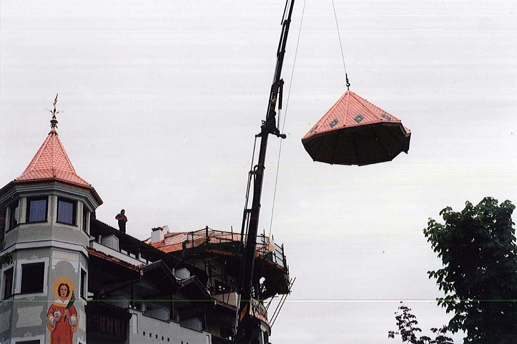 Tetto a scandole D 5200 .
1) Preparazione della struttura e copertura delle scandole in magazzino.
2) Spedizione in due parti
3)Assemblaggio e montaggio in cantiere