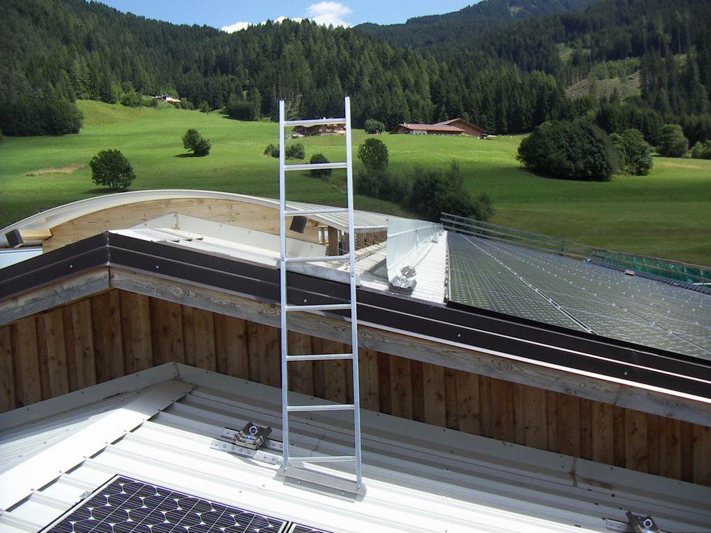 Anschlageinrichtung SA-SIANK TYP A für Trapezblecheindeckung mit Photovoltaik Anlagen und fixer Aufstiegsleiter